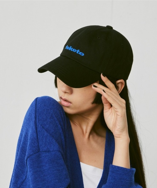 FEKETE（フェケテ）の「FEKETE BASIC LOGO CAP / ベーシックロゴコットンキャップ（キャップ・メンズ・ホワイト/ブラック/ベージュ・FREE）」の2枚目の写真
