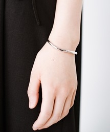 haco! | 半袖スタートとともにアクセ上手に! シンプルTシャツを大人っぽく見せる!ほどよい存在感で「もの足りない」を解決するバングルby who made me(バングル/リストバンド)