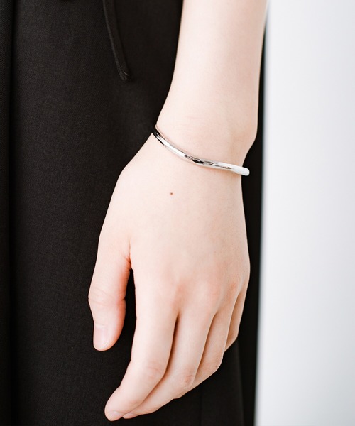 haco!(ハコ)の「半袖スタートとともにアクセ上手に! シンプルTシャツを大人っぽく見せる!ほどよい存在感で「もの足りない」を解決するバングルby who made me(バングル/リストバンド・レディース・シルバー・ONE SIZE)」の1枚目の写真