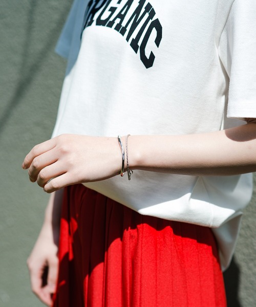 haco!(ハコ)の「半袖スタートとともにアクセ上手に! シンプルTシャツを大人っぽく見せる!ほどよい存在感で「もの足りない」を解決するバングルby who made me(バングル/リストバンド・レディース・シルバー・ONE SIZE)」の2枚目の写真