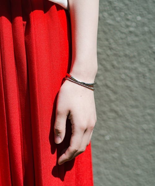 haco!(ハコ)の「半袖スタートとともにアクセ上手に! シンプルTシャツを大人っぽく見せる!ほどよい存在感で「もの足りない」を解決するバングルby who made me(バングル/リストバンド・レディース・シルバー・ONE SIZE)」の3枚目の写真