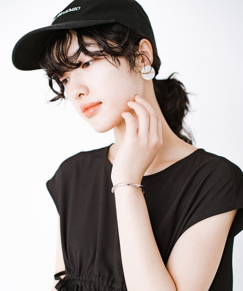 haco!(ハコ)の「半袖スタートとともにアクセ上手に! シンプルTシャツを大人っぽく見せる!ほどよい存在感で「もの足りない」を解決するバングルby who made me(バングル/リストバンド・レディース・シルバー・ONE SIZE)」の4枚目の写真
