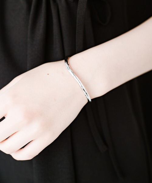 haco!(ハコ)の「半袖スタートとともにアクセ上手に! シンプルTシャツを大人っぽく見せる!ほどよい存在感で「もの足りない」を解決するバングルby who made me(バングル/リストバンド・レディース・シルバー・ONE SIZE)」の6枚目の写真