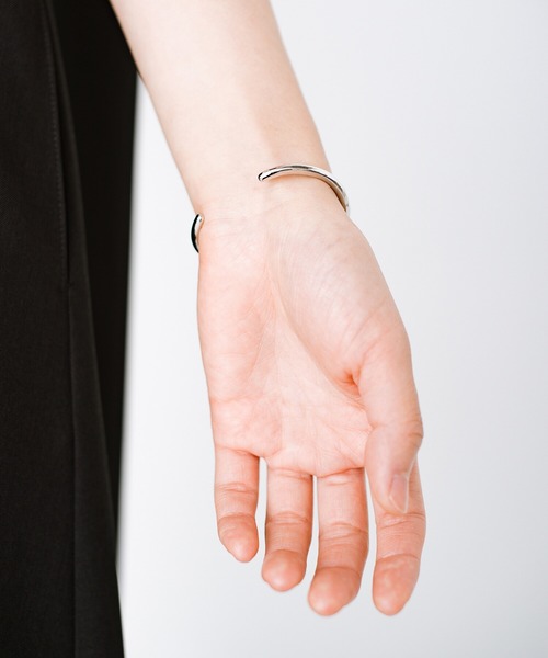 haco!(ハコ)の「半袖スタートとともにアクセ上手に! シンプルTシャツを大人っぽく見せる!ほどよい存在感で「もの足りない」を解決するバングルby who made me(バングル/リストバンド・レディース・シルバー・ONE SIZE)」の7枚目の写真