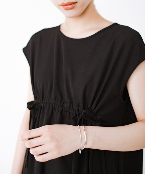 haco!(ハコ)の「半袖スタートとともにアクセ上手に! シンプルTシャツを大人っぽく見せる!ほどよい存在感で「もの足りない」を解決するバングルby who made me(バングル/リストバンド・レディース・シルバー・ONE SIZE)」の9枚目の写真