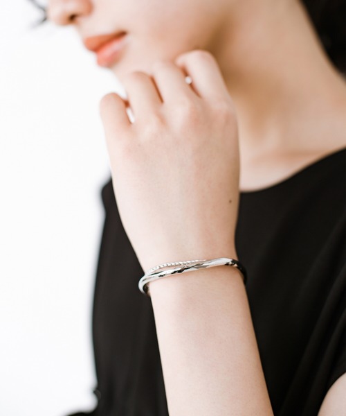 haco!(ハコ)の「半袖スタートとともにアクセ上手に! シンプルTシャツを大人っぽく見せる!ほどよい存在感で「もの足りない」を解決するバングルby who made me(バングル/リストバンド・レディース・シルバー・ONE SIZE)」の10枚目の写真