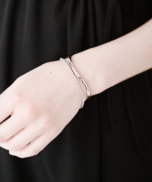haco!(ハコ)の「半袖スタートとともにアクセ上手に! シンプルTシャツを大人っぽく見せる!ほどよい存在感で「もの足りない」を解決するバングルby who made me(バングル/リストバンド・レディース・シルバー・ONE SIZE)」の11枚目の写真