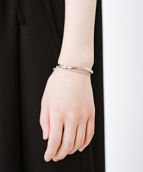 haco!(ハコ)の「半袖スタートとともにアクセ上手に! シンプルTシャツを大人っぽく見せる!ほどよい存在感で「もの足りない」を解決するバングルby who made me(バングル/リストバンド・レディース・シルバー・ONE SIZE)」の12枚目の写真