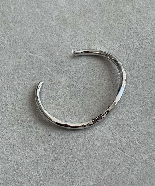 haco!(ハコ)の「半袖スタートとともにアクセ上手に! シンプルTシャツを大人っぽく見せる!ほどよい存在感で「もの足りない」を解決するバングルby who made me(バングル/リストバンド・レディース・シルバー・ONE SIZE)」の13枚目の写真