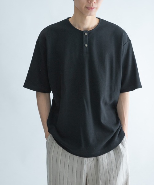 FORK&SPOON（フォークアンドスプーン）の「FORK&SPOON　カノコヘンリーネックTシャツ（Tシャツ/カットソー・メンズ・ブラック/ブラウン・5/4）」の2枚目の写真