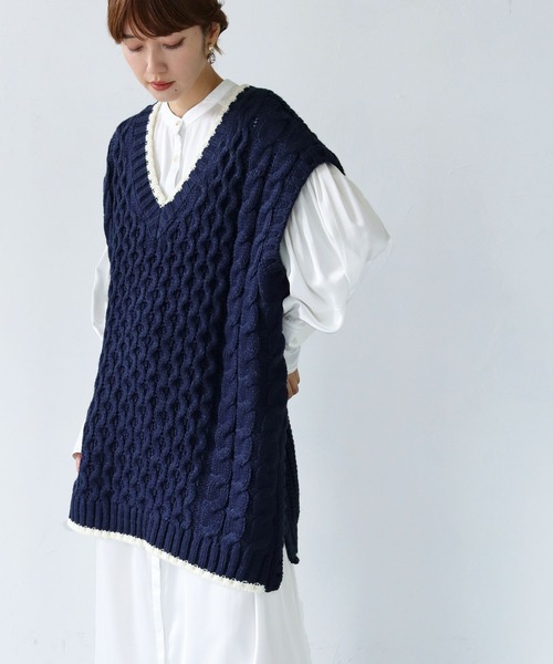 HER CLOSET（ハークローゼット）の「【shemoshelly】ケーブルBIGニットベスト（ベスト・レディース・マスタード/ブラック×ホワイト/ネイビー×ホワイト/ベージュ×ブラック・M）」の3枚目の写真