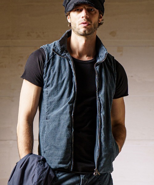 wjk(ダヴルジェイケイ)の「mcg3136- cut-off stand collar vest ベスト(ベスト・メンズ・ライトグレー/インディゴブルー/ブラック・S/M/L/XL)」の1枚目の写真