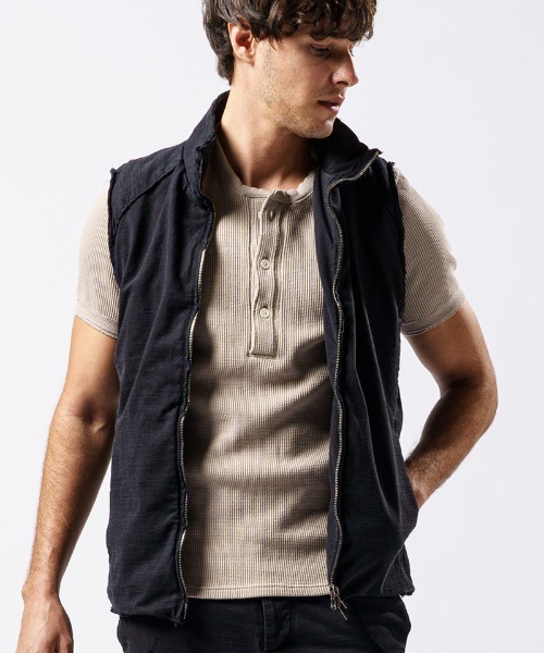 wjk(ダヴルジェイケイ)の「mcg3136- cut-off stand collar vest ベスト(ベスト・メンズ・ライトグレー/インディゴブルー/ブラック・S/M/L/XL)」の2枚目の写真