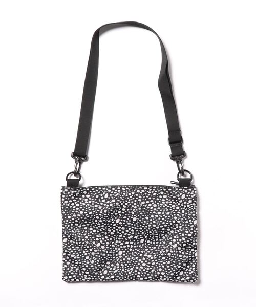 KELTY(ケルティ)の「500mlペットボトルが入る【KELTY】サコッシュ / DP FLAT POUCH SM(ショルダーバッグ・レディース・ベージュ/ブラック/グレー/レオパード/ブルー・FREE)」の9枚目の写真