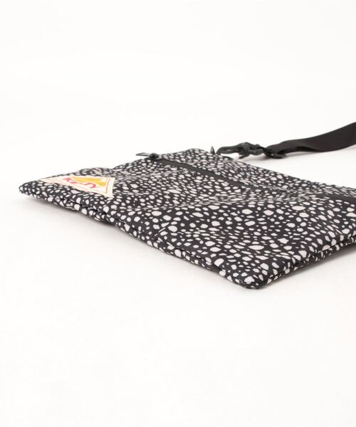 KELTY(ケルティ)の「500mlペットボトルが入る【KELTY】サコッシュ / DP FLAT POUCH SM(ショルダーバッグ・レディース・ベージュ/ブラック/グレー/レオパード/ブルー・FREE)」の10枚目の写真