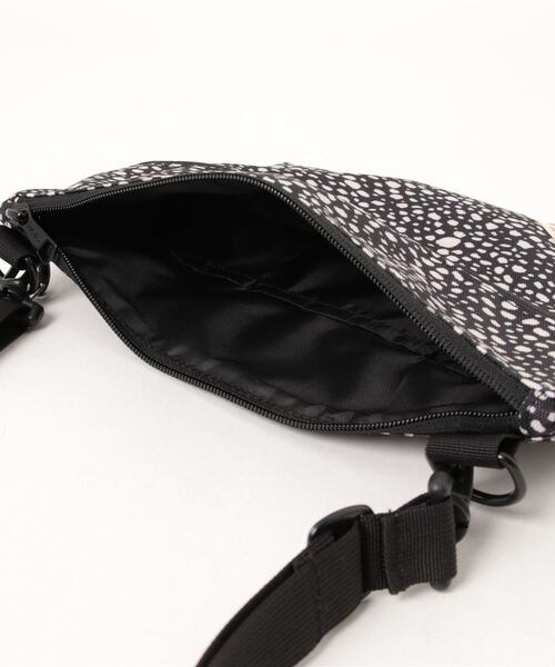 KELTY(ケルティ)の「500mlペットボトルが入る【KELTY】サコッシュ / DP FLAT POUCH SM(ショルダーバッグ・レディース・ベージュ/ブラック/グレー/レオパード/ブルー・FREE)」の11枚目の写真