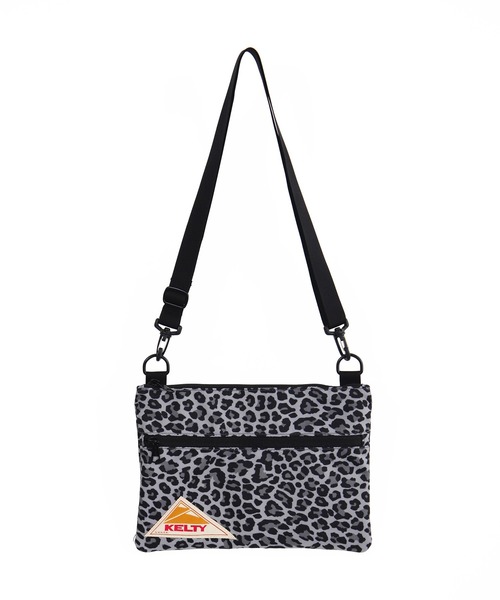 KELTY(ケルティ)の「500mlペットボトルが入る【KELTY】サコッシュ / DP FLAT POUCH SM(ショルダーバッグ・レディース・ベージュ/ブラック/グレー/レオパード/ブルー・FREE)」の1枚目の写真