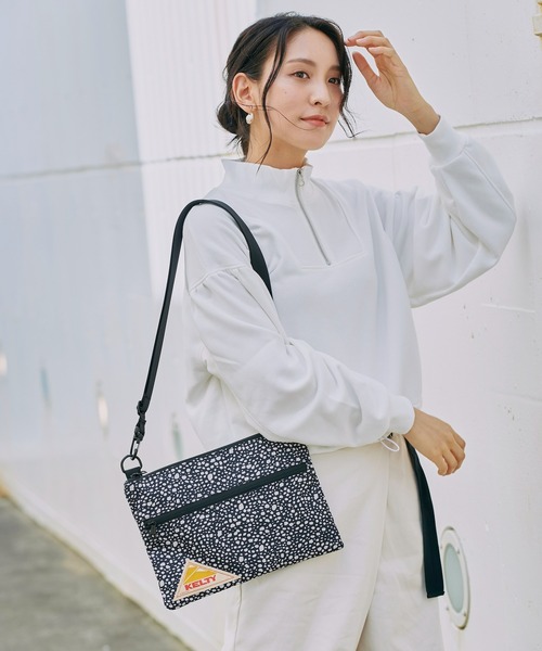 KELTY(ケルティ)の「500mlペットボトルが入る【KELTY】サコッシュ / DP FLAT POUCH SM(ショルダーバッグ・レディース・ベージュ/ブラック/グレー/レオパード/ブルー・FREE)」の2枚目の写真
