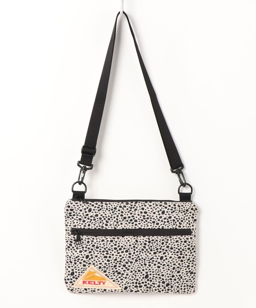 KELTY(ケルティ)の「500mlペットボトルが入る【KELTY】サコッシュ / DP FLAT POUCH SM(ショルダーバッグ・レディース・ベージュ/ブラック/グレー/レオパード/ブルー・FREE)」の6枚目の写真