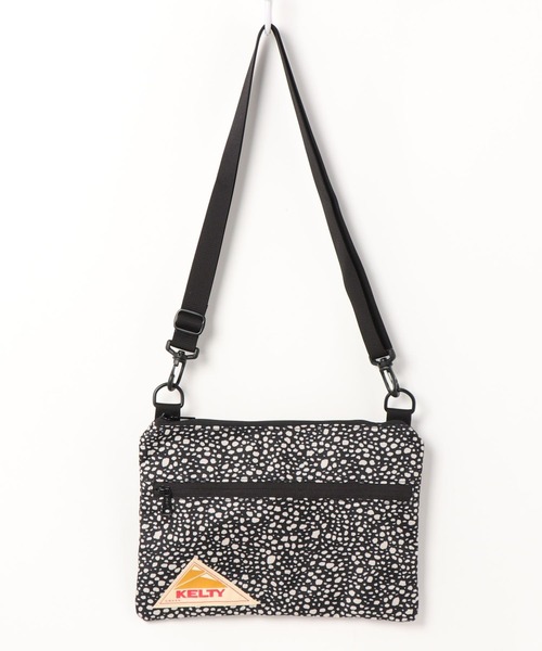 KELTY(ケルティ)の「500mlペットボトルが入る【KELTY】サコッシュ / DP FLAT POUCH SM(ショルダーバッグ・レディース・ベージュ/ブラック/グレー/レオパード/ブルー・FREE)」の7枚目の写真