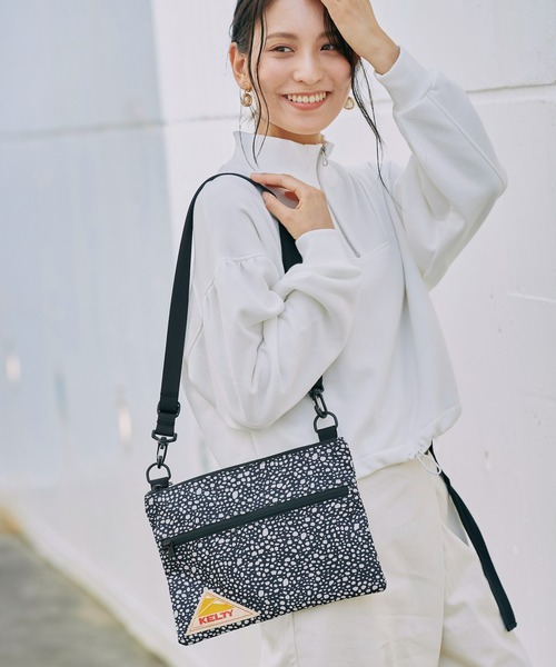 KELTY(ケルティ)の「500mlペットボトルが入る【KELTY】サコッシュ / DP FLAT POUCH SM(ショルダーバッグ・レディース・ベージュ/ブラック/グレー/レオパード/ブルー・FREE)」の8枚目の写真