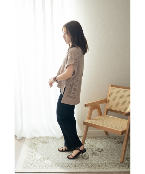 Amourire(アムリール)の「【yumi.コラボ】程よい抜け感。スキッパー透かし編みニットトップス(ニット/セーター・レディース・ブラック/アイボリー/ベージュ・S/M)」の4枚目の写真
