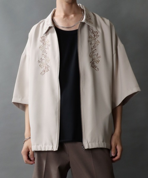 SITRY（シトリー）の「SITRY Flower Embroidery short sleeve blouson/別注 オーバーサイズ 花刺繍 シャツ ジャケット ブルゾン（ブルゾン・メンズ・チャコール/グレイッシュベージュ/ブラック・M/L）」の3枚目の写真