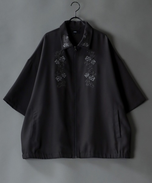 SITRY（シトリー）の「SITRY Flower Embroidery short sleeve blouson/別注 オーバーサイズ 花刺繍 シャツ ジャケット ブルゾン（ブルゾン・メンズ・チャコール/グレイッシュベージュ/ブラック・M/L）」の5枚目の写真