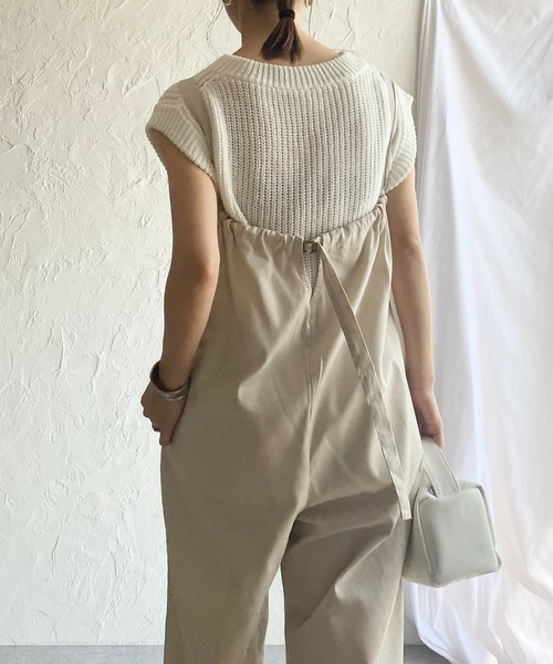She's Closet(シーズクローゼット)の「バックギャザーベルトコットンツイルオールインワンキャミサロペット(サロペット/オーバーオール・レディース・ブラック/ライトベージュ/オリーブ/アイボリー・FREE)」の2枚目の写真