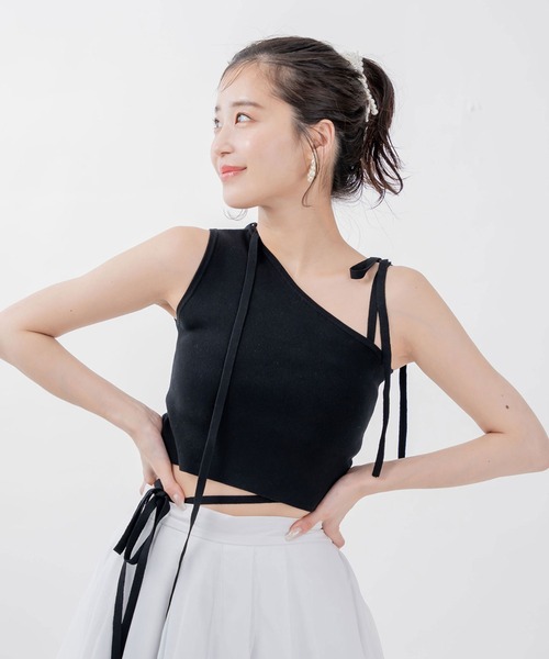 qumerry.（キュメリ）の「デコルテデザインノースリニット（その他トップス・レディース・ホワイト/ブラック/サックスブルー・SMALL/MEDIUM）」の2枚目の写真