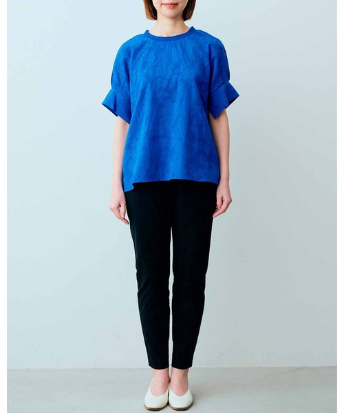 IEDIT（イディット）の「ＩＥＤＩＴ　フラワー織り柄でさり気なく気分があがる　コットンドビー素材の袖タックデザインプルオーバー（Tシャツ/カットソー・レディース・ブルー/オフホワイト・MEDIUM/LARGE/X-LARGE/XX-LARGE/SMALL）」の4枚目の写真