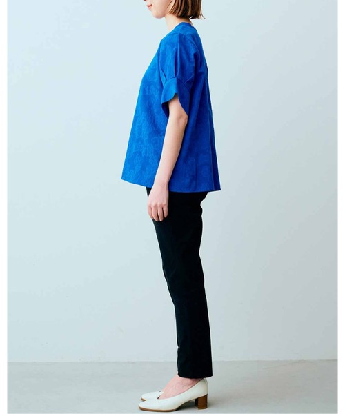 IEDIT（イディット）の「ＩＥＤＩＴ　フラワー織り柄でさり気なく気分があがる　コットンドビー素材の袖タックデザインプルオーバー（Tシャツ/カットソー・レディース・ブルー/オフホワイト・MEDIUM/LARGE/X-LARGE/XX-LARGE/SMALL）」の5枚目の写真