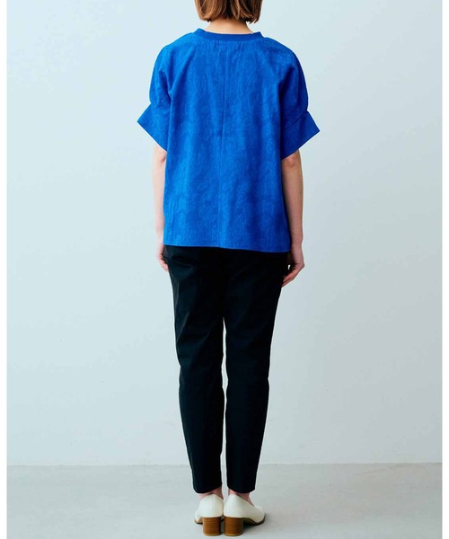 IEDIT（イディット）の「ＩＥＤＩＴ　フラワー織り柄でさり気なく気分があがる　コットンドビー素材の袖タックデザインプルオーバー（Tシャツ/カットソー・レディース・ブルー/オフホワイト・MEDIUM/LARGE/X-LARGE/XX-LARGE/SMALL）」の6枚目の写真