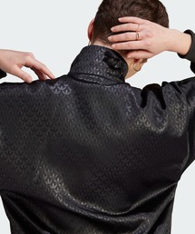 adidas（アディダス）の「トレフォイル モノグラム サテン トラック