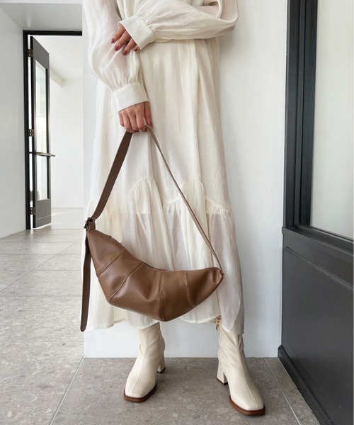 Olu.（オルドット）の「クロワッサンバッグ（ショルダーバッグ・レディース・モカ/ブラック・FREE）」の5枚目の写真