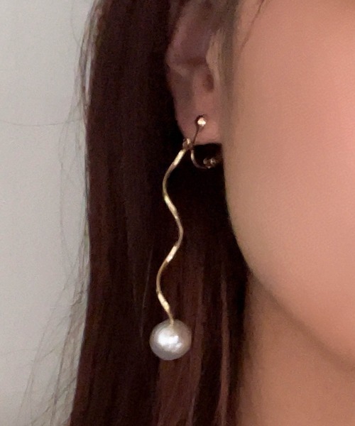 muure(ミュール)の「【CHOUEL closet】パールウェーブピアス(ピアス(両耳用)・レディース・ゴールド/ゴールド系その他・FREE)」の2枚目の写真