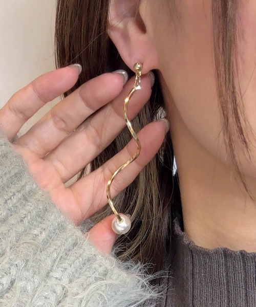 muure(ミュール)の「【CHOUEL closet】パールウェーブピアス(ピアス(両耳用)・レディース・ゴールド/ゴールド系その他・FREE)」の1枚目の写真
