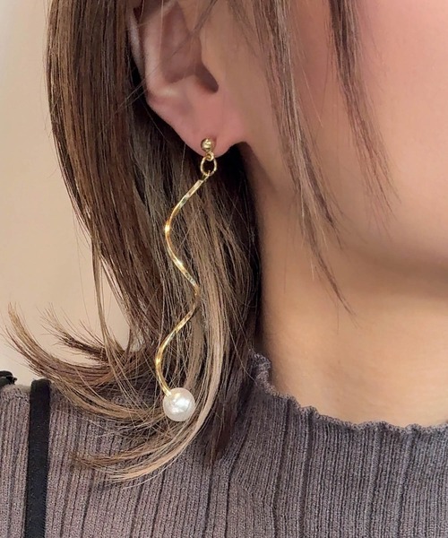 muure(ミュール)の「【CHOUEL closet】パールウェーブピアス(ピアス(両耳用)・レディース・ゴールド/ゴールド系その他・FREE)」の3枚目の写真