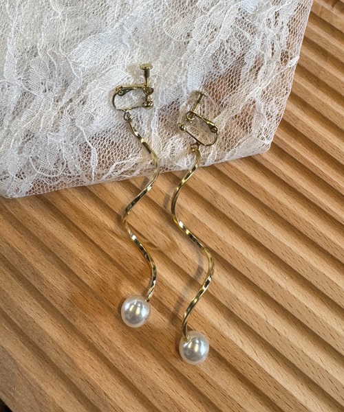 muure(ミュール)の「【CHOUEL closet】パールウェーブピアス(ピアス(両耳用)・レディース・ゴールド/ゴールド系その他・FREE)」の5枚目の写真