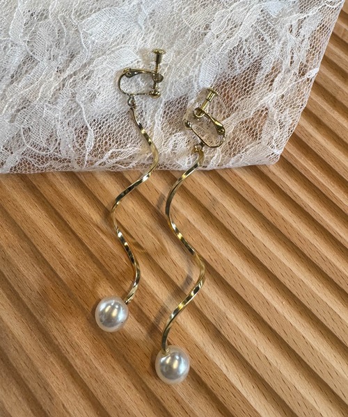muure(ミュール)の「【CHOUEL closet】パールウェーブピアス(ピアス(両耳用)・レディース・ゴールド/ゴールド系その他・FREE)」の6枚目の写真