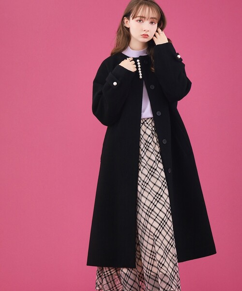 couture brooch（クチュールブローチ）の「◆【ふんわり軽やか、高混率ウール素材】ポイントパール調ロングコート（ノーカラーコート・レディース・ブラック/ライトパープル/ライトベージュ・38/40/42）」の4枚目の写真