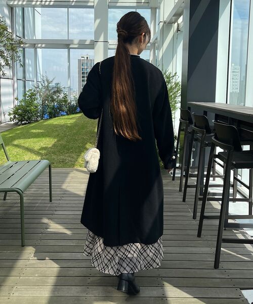 couture brooch（クチュールブローチ）の「◆【ふんわり軽やか、高混率ウール素材】ポイントパール調ロングコート（ノーカラーコート・レディース・ブラック/ライトパープル/ライトベージュ・38/40/42）」の15枚目の写真