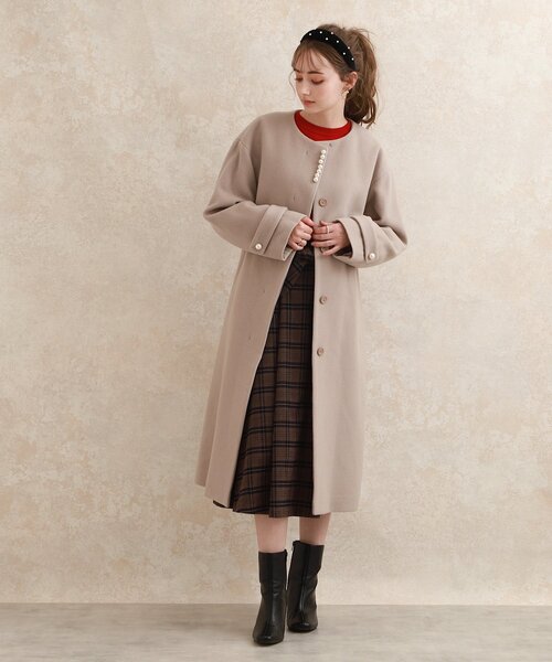 couture brooch（クチュールブローチ）の「◆【ふんわり軽やか、高混率ウール素材】ポイントパール調ロングコート（ノーカラーコート・レディース・ブラック/ライトパープル/ライトベージュ・38/40/42）」の21枚目の写真