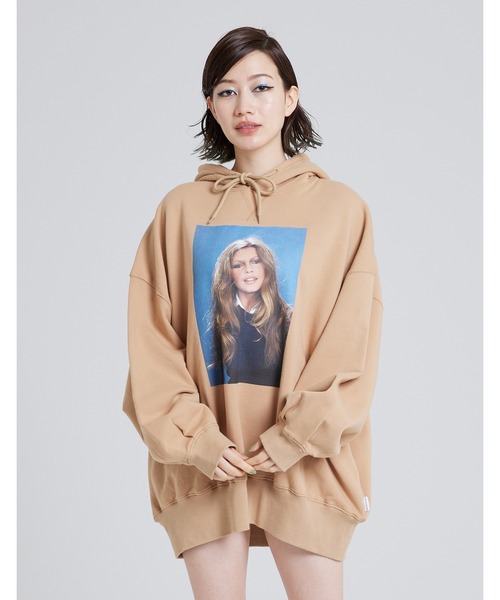 Little sunny bite(リトルサニーバイト)の「【8】【Little sunny bite】Brigitte Bardot x little sunny bite Photo hoodie(パーカー・レディース・ホワイト/ベージュ・SMALL)」の2枚目の写真