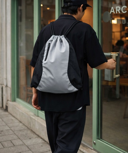 SPINNS（スピンズ）の「ナイロンメッシュ切替ナップサック/縦ジップポケット/ドローストリングバッグ/ユニセックス（バックパック/リュック・メンズ・グレー/ブラック・ONESIZE）」の17枚目の写真
