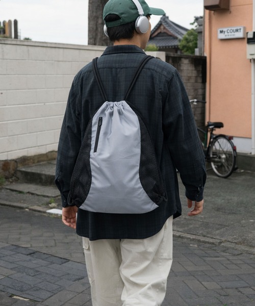 SPINNS（スピンズ）の「ナイロンメッシュ切替ナップサック/縦ジップポケット/ドローストリングバッグ/ユニセックス（バックパック/リュック・メンズ・グレー/ブラック・ONESIZE）」の19枚目の写真