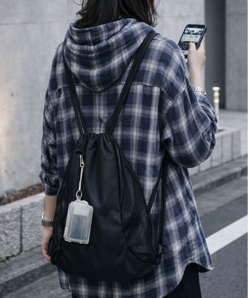 SPINNS（スピンズ）の「ナイロンメッシュ切替ナップサック/縦ジップポケット/ドローストリングバッグ/ユニセックス（バックパック/リュック・メンズ・グレー/ブラック・ONESIZE）」の14枚目の写真