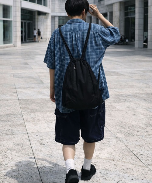 SPINNS（スピンズ）の「ナイロンメッシュ切替ナップサック/縦ジップポケット/ドローストリングバッグ/ユニセックス（バックパック/リュック・メンズ・グレー/ブラック・ONESIZE）」の15枚目の写真