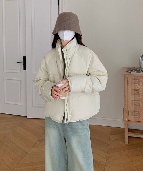 LAC-VERT（ラック・ヴェール）の「中綿ハイネックダウンジャケット/ブルゾン（ダウンジャケット/コート・レディース・キャメル/アイボリー/ブルー/ブラック・FREE）」の2枚目の写真