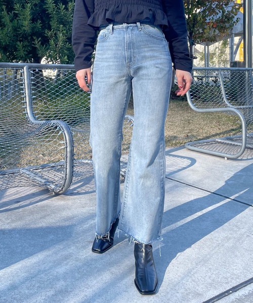 LOWRYS FARM(ローリーズファーム)の「CONE/フレアパンツ 991525(デニムパンツ・レディース・ブラック/ブルー/ブルー系その他・MEDIUM/LARGE)」の5枚目の写真